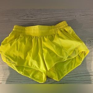 Lululemon hotty hot low rise 2.5 inch size 4 in sonic yellow